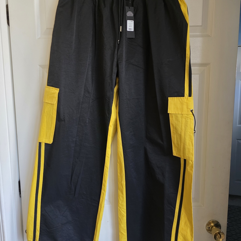 Fashion Nova Black and Yellow Women's Cargo Pants